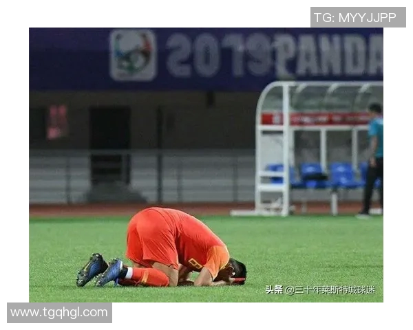 足球明星撒尿轨迹解析 揭秘赛场背后的意外瞬间与心理反应